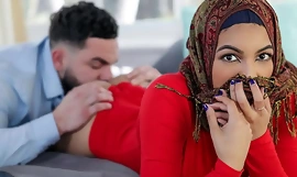 그녀가 결혼하기 전에 그의 Hijab Stepsis를 가르치는 Stepbro - Hijablust