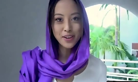 Una torrida adolescente musulmana non può, sotto restrizioni legali, pensare al sesso