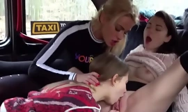 Taxistăria blondă face carne tocată și dă cu degetele cu pui lesbo