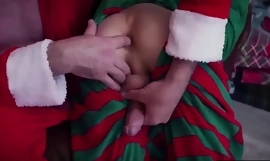 O enteado ganha o pau pull off padrasto no Natal - família gay fodida