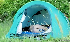 Nudistička milfa Alžběta u sjajnom šatoru