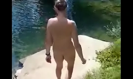 Saksalainen Milf Sandra Kroatiassa Mreznicassa alastomassa uimassa