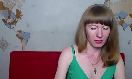 Amateur MILF bedekt tieten met haar dish out op webcam