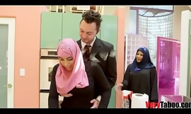 فتاة في الحجاب تركب زوج أمها - قصص دبي