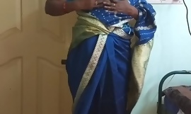 des印度角质作弊泰米尔语泰卢固语kannada malayalam印地语妻子vanitha穿着蓝色纱丽显示大胸部和剃光猫按硬胸部按nip摩擦猫手淫