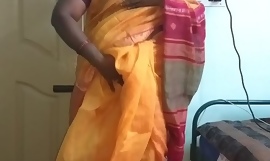 desi indien horny tamil telugu kannada malayalam hindi femme infidèle vanitha portant un sari de couleur orange montrant de gros seins et une chatte rasée appuyez sur les seins durs appuyez sur le pincement frottant la chatte masturbation