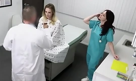 Ο έφηβος απορρίπτεται από την εξατομίκευση, έπεσε σε μια εφαπτομένη Ο γιατρός έπρεπε να χρησιμοποιήσει το πέος του για να τον επιφορτιστεί με το Her Narcotize - Kyler Quinn, Jessica Ryan