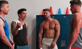 Gay fyr giver massage på job spænde ned til