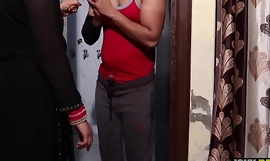 Horny Punjabi Bhabhi a surpris Bihari dans sa salle de bain en habituate de se masturber et l'a puni en suçant la chatte