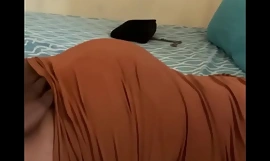 Hotrebel leker med styvsystrar stora rumpa medan hon sover och knullar henne
