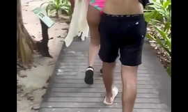 Latina Big Ass Lucia går på stranden i Thailand Sexet kæmpe røv - del 2