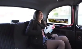 妊娠中の痴女がディープスロートしてタクシー運転手に野外で乗る