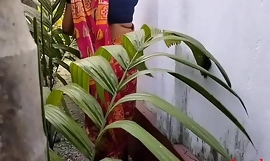 House Garden Clining Time Sex Una moglie bengalese con Saree all'aperto (video ufficiale di Localsex31)