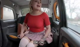 Fake Taxi Blonde haalt haar tieten en kont eruit voordat ze wordt geneukt voor een snellere rit