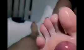 A number internet celebrity footjob, playing with the glans in various footjob positions, and finally cumming on all sides of over the arms