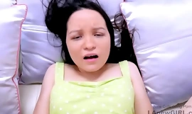 Η μικροσκοπική έφηβη 18 ετών γεμίζει το στόμα της με μεγάλο κόκορα στην ακρόαση