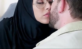 Exxxtrasmall - hijab paralysant pour une adolescente baisée