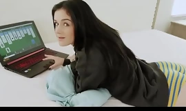 Stepbro fode rosalyn sphinx apertada buceta e seja nela enquanto ela está na frente de seu laptop