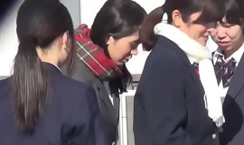 Japońscy studenci sikają