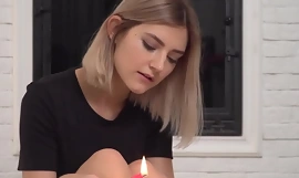 Cute remaja dengan besar alami payudara bermain dengan lilin dan emptying