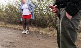 Me saco mi polla en un parque público una mamá desconocida vio mi polla con un incremento de me interesé y filmé un video en una cámara oculta xsanyany