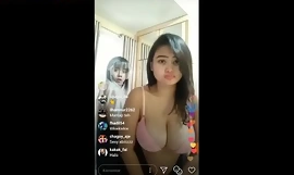 Chubby asian bawah besar payudara menari