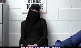 Fake muslim đeo hijab busted together with screded hard-storelyfter com