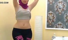 Arab girl shaking ass on cam -sign up to nudecamroulette porn with an increment of chat con ella