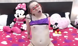 Trẻ dễ thương teenie camgirl với niềng răng hậu môn chơi