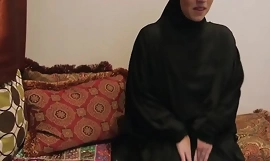 Rigtige teenagere i hijabs højtryk heap up forbryderiske blarney