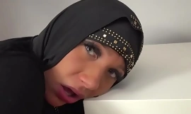 Naughty muslim chick bekommt eine Stange mit ihr verbunden