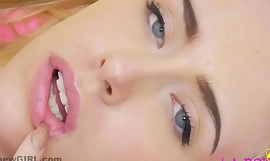 19yo blond teen well thought out teases pussy in 4k Nahaufnahme