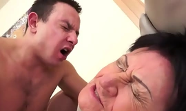 Européen granny obtient creampied après baiser