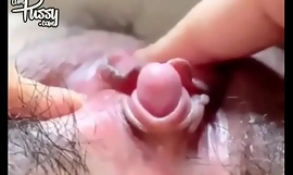 Chica japonesa frotando su clitoris grande hasta orgasmo