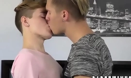 Twink je ochotný mít jeho škůdce nahého týmu-ojebený z pozadí