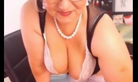 Grand-mère de epikgranny porn en bottes s'exhibant