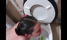 Pigtailed teen deepthroats tinh ranh sau như thú hầm đến các mang trên và liếm được thấp hơn dưới một's toilet sạch khạc khạc và đét đít