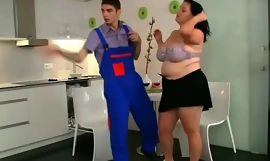 Hulking bowels plumper seduces underfed repairman