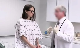 Paziente innocente acconsente a sottoporsi a un esame molto più intimo ed efficace da parte di un medico pervertito - Maddy May