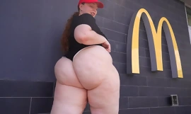 Mia Dior quan hệ với quản lý tuyển dụng để có diện mạo mới sau khi bị sa thải khỏi McDonald's