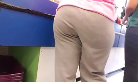 Milf latina in broek grijs whisk bezem grote kont redondo - grijze broek grote kont mexicaanse moeder