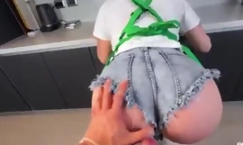 Blonde Barista in Shorts bot an, ihre heißen Löcher hart zu ficken, statt Kaffee-POV