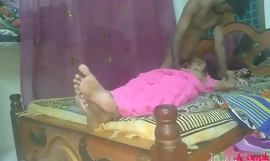 Pareja real telugu hablando mientras tiene sexo íntimo en este video sexual indio casero