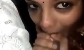 Ragazza telugu di Hyderabad che scopa