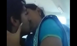 情熱的にキスするインド人の女の子