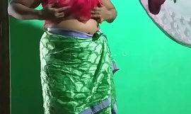 desi india cocinándose a fuego lento tamil telugu kannada malayalam hindi vanitha mostrando sus grandes tetas y su coño afeitado, presionando sus tetas con fuerza, presionando su pezón, frotándose el coño, masturbándose con una vela verde