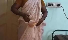 Une tante indienne chaude et mallu se fait selfie nue et doigte herd son père, pas loin de chez elle