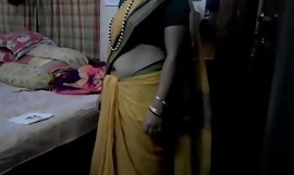 Desi Tamil Getrouwde tante laat haar navel zien with respect to een sari met audio