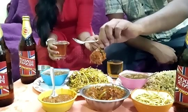 Nyonya memasak makanan khusus untuk tuannya dan membuat vaginanya dientot sambil makan. Dengan suara seksi Hindi. Mumbai ashu