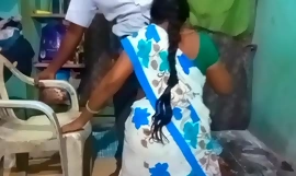 Tía hermosa tamil haciendo mamada y estilo perrito